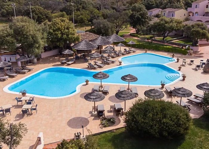 Hotel With Swimming Pool Near Baja Sardinia *