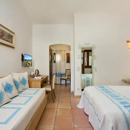 With Swimming Pool Near Baja Sardinia فندق أرتْساكينا
