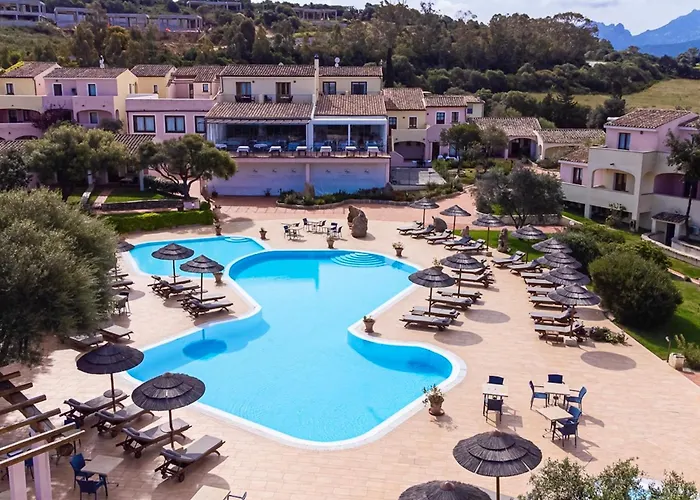 With Swimming Pool Near Baja Sardinia Szálloda Arzachena